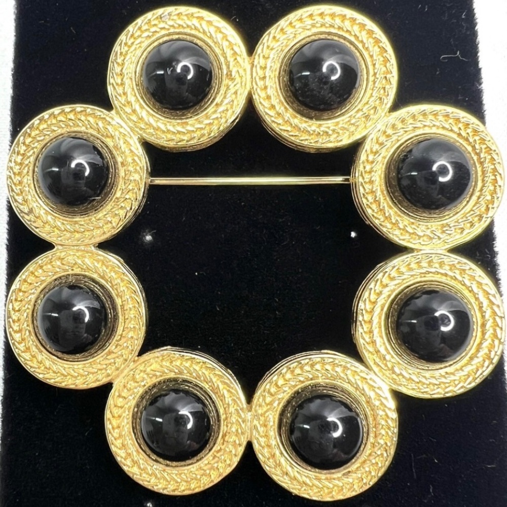 Timeless Monet Brooch Pin Circular Gold Tone with 8 Black Cabochon Stones 1.75”